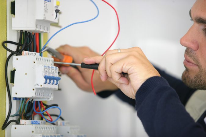 Certificat Q18 vs Vérification Obligatoire des Installations Electriques : comprendre les différences pour mieux agir