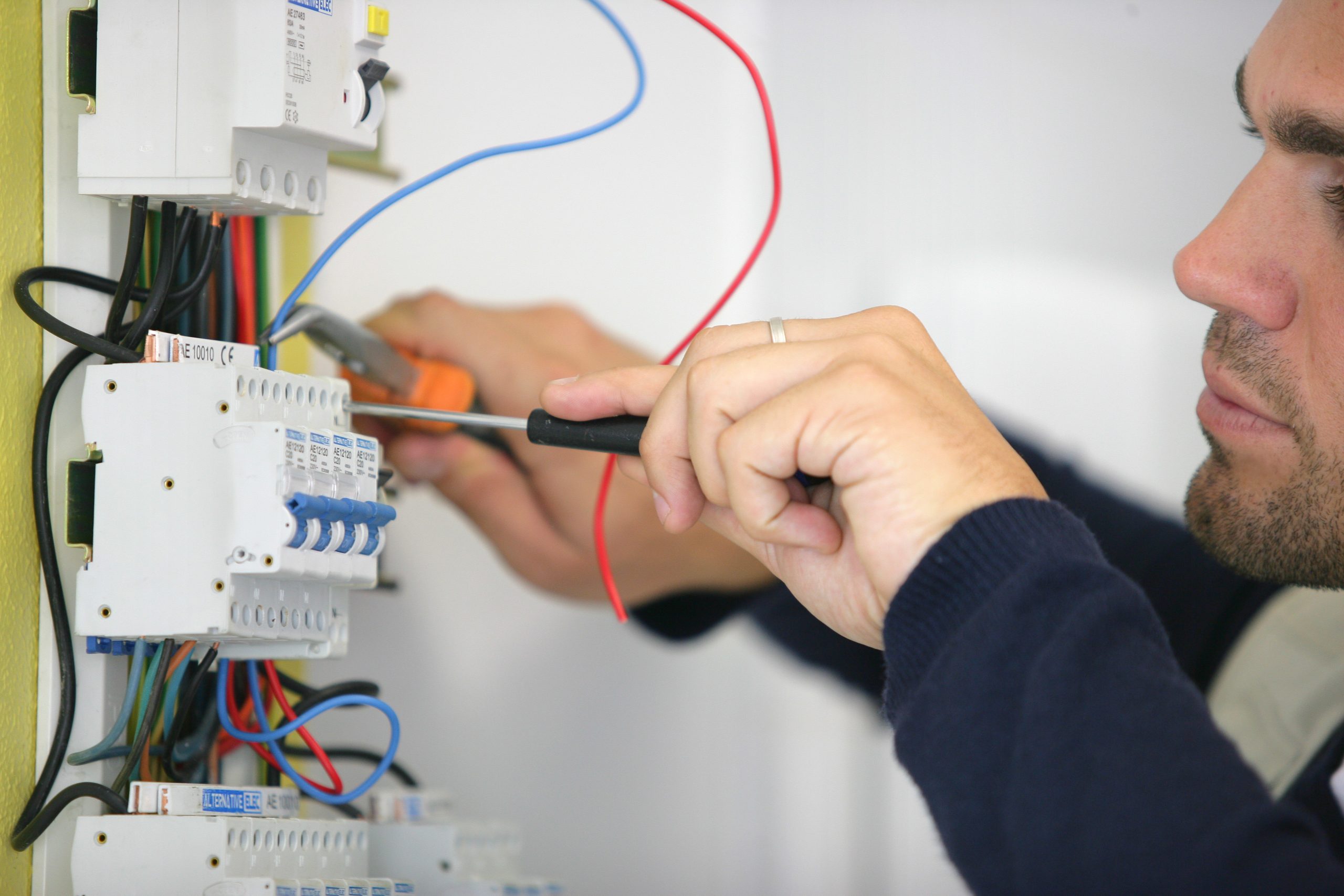 Certificat Q18 vs Vérification Obligatoire des Installations Electriques : comprendre les différences pour mieux agir