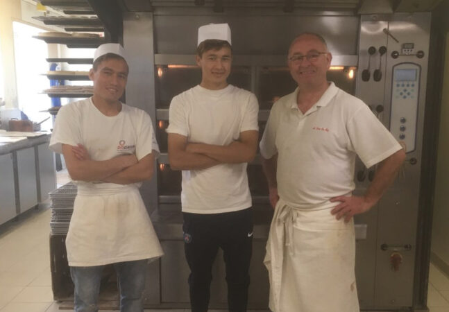 Normandie. Il recrute deux réfugiés afghans pour pallier au manque de personnel et c’est une réussite