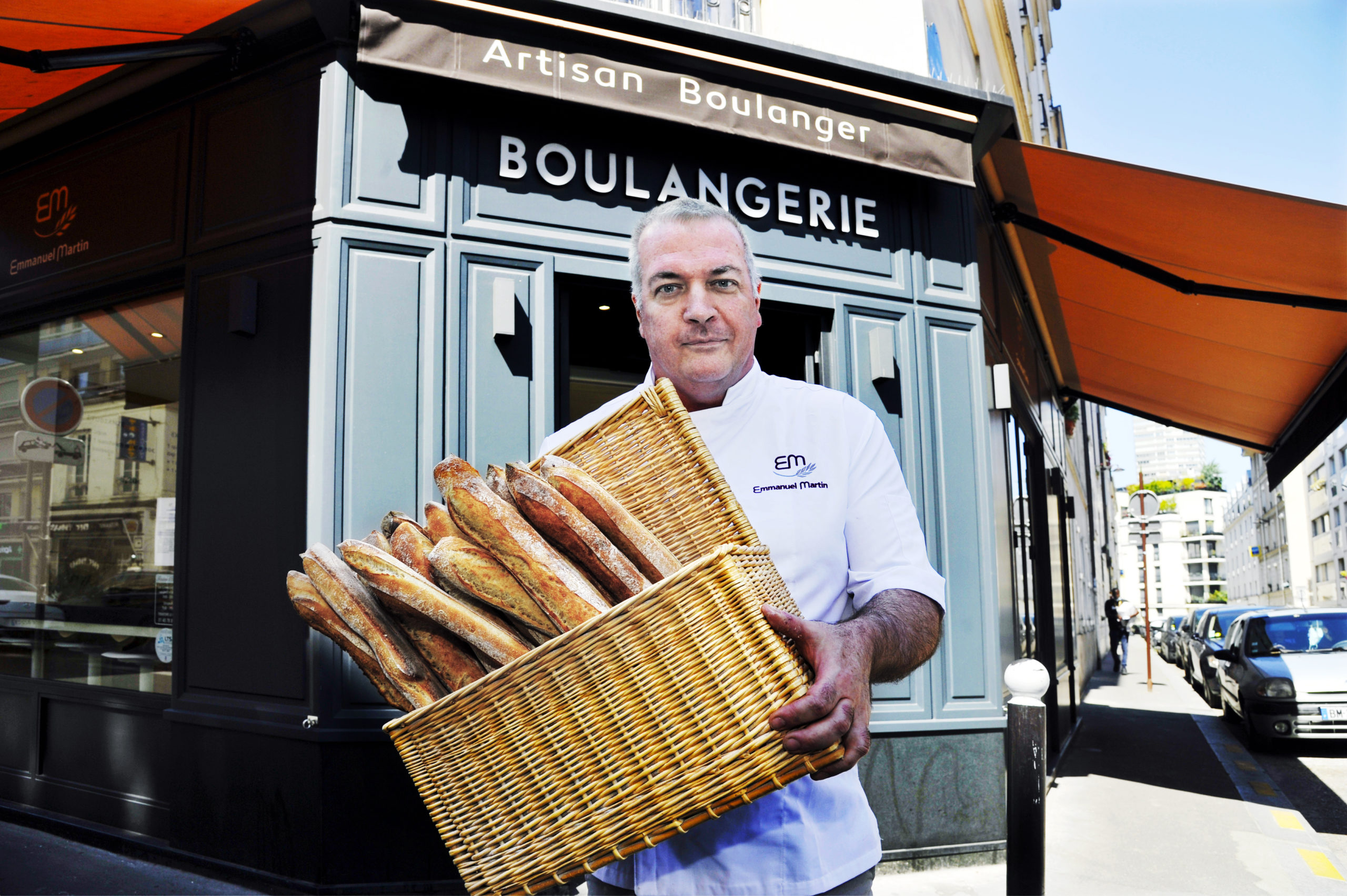 Emmanuel Martin, artisan boulanger avec vue sur la Tour Eiffel