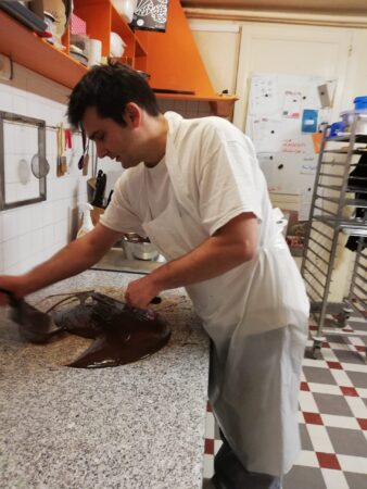 Nantes. Julien Chalmandrier a testé les vitrophanies de la Charte Qualité