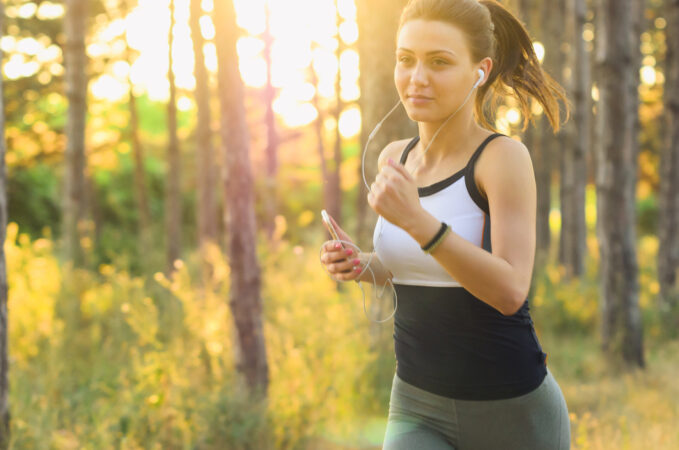Sport en plein air. Fitness en forêt