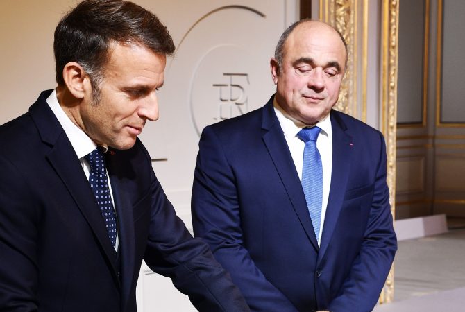 Épiphanie à l’Élysée : Emmanuel Macron défend l&rsquo;adoption d&rsquo;une législation pour l&rsquo;ouverture des commerces le 1er-Mai