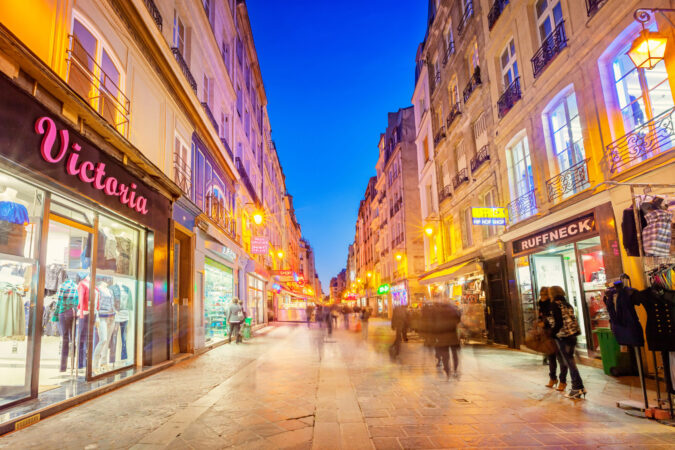 L’éclairage des vitrines la nuit