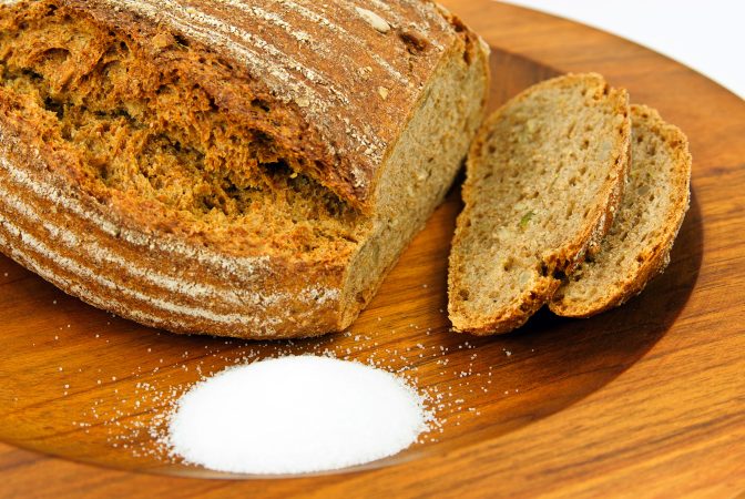 Réduire le taux de sel dans le pain : conseils et solutions